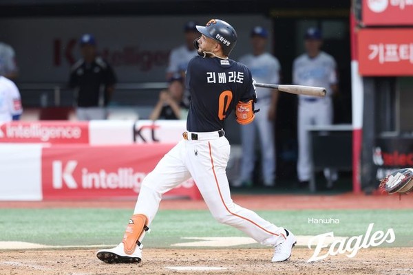 프로야구 한화 이글스 리베라토가 19일 수원KT위즈파크에서 열린 2025 신한 쏠뱅크 KBO리그 KT 위즈와의 경기에서 안타를 치고 있다. [사진=한화 이글스]