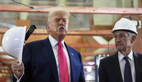 도널드 트럼프 미국 대통령이 24일(현지 시간) 미국 워싱턴DC 연방준비제도(Fed·연준)를 찾아 제롬 파월 의장과 건물 개보수 현장을 둘러본 뒤 발언하고 있다. [사진=뉴시스]