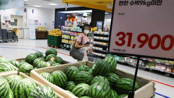 23일 서울 한 대형마트에 수박이 진열되어 이있다. 한국농수산식품유통공사 KAMIS 농수산물 유통정보에 따르면 22일 기준 수박 상품 1개 기준 가격은 31,163원으로 전년대비 25.45% 비싼것으로 나타났다. [사진=뉴시스]