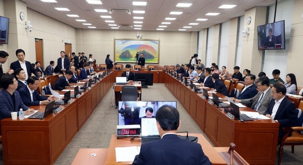 윤한홍 국회 정무위원회 위원장이 30일 오후 서울 여의도 국회에서 열린 정무위원회 전체회의에서 의사봉을 두드리고 있다. [사진=뉴시스]