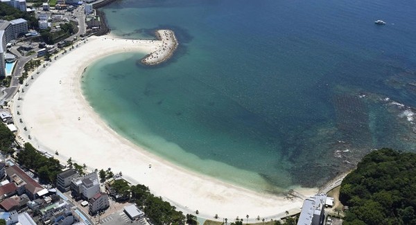  지난 30일 일본 와카야마현 시라하마 해변에 쓰나미 경보가 발령되면서 해변이 텅 비어있는 모습.[사진=뉴시스]