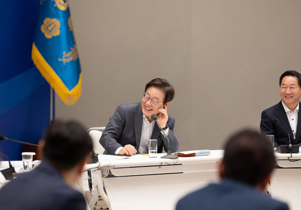 이재명 대통령이 1일 서울 용산 대통령실 청사에서 열린 전국 시도지사 간담회에서 밝은 표정을 짓고 있다. [사진=대통령실 ]