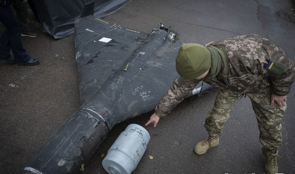 사진은 지난해 11월 14일 우크라이나의 한 비공개 연구소에서 우크라이나 장교가 러시아가 발사한 샤헤드 드론의 잔해에서 나온 열 압력탄을 보여주고 있는 모습. [사진=뉴시스]