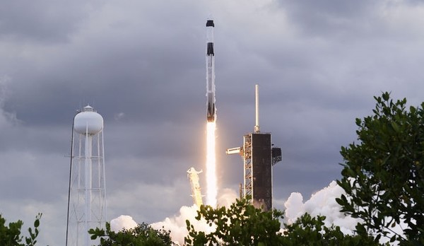 미국과 일본, 러시아의 우주비행사가 탑승한 스페이스X 팰컨9 로켓이 1일(현지 시간) 미 플로리다에 있는 케네디우주센터에서 국제우주정거장(ISS)을 향해 이륙해 궤도에 진입했다. [사진=뉴시스]