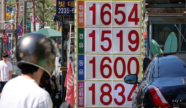 27일 오전 서울 중구의 한 주유소에서 휘발유를 1600원 대에 판매하고 있다. [사진=뉴시스]