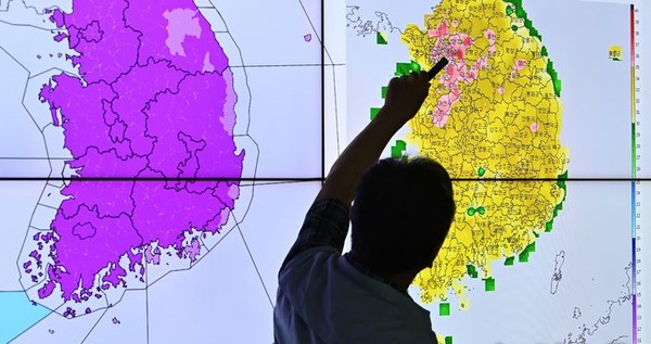  전국 대부분지역에 폭염경보가 발효되는 등 불볕더위가 이어지고 있는 29일 경기 수원시 수도권기상청에서 예보관이 폭염 상황을 모니터링 하고 있다. [사진=뉴시스]