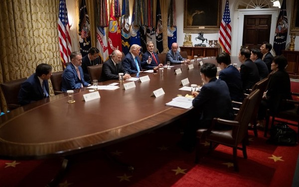 지난달 30일 미국 워싱턴 D.C. 백악관에서 도널드 트럼프 미 대통령과 구윤철 경제부총리 등 한국 협상단이 한미 관세 협상을 논의하고 있다. [사진=뉴시스]