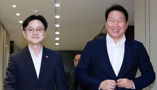  김정관(왼쪽) 산업통상자원부 장관과 최태원 대한상공회의소 회장이 4일 오후 서울 중구 대한상공회의소 대접견실로 들어서고 있다. [사진=뉴시스]