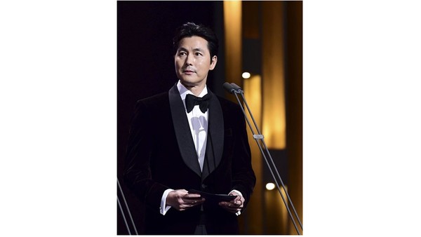  제45회 청룡영화상 시상식이 29일 여의도 KBS홀에서 열린 가운데 최다관객상 시상자로 나선 정우성이 무대에 서있다. [사진=뉴시스]