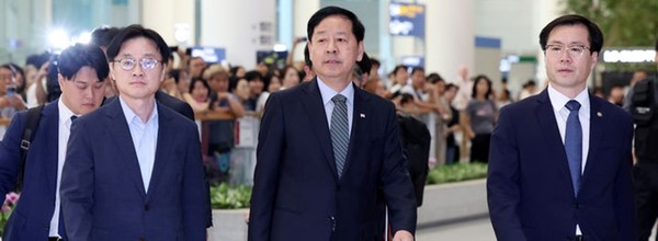 한미 관세 협상을 마친 구윤철 부총리 겸 기획재정부 장관과 김정관 산업통상자원부 장관, 여한구 통상교섭본부장이 1일 인천국제공항 2터미널을 통해 귀국하고 있다. [사진=뉴시스]