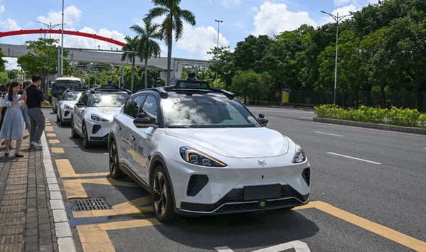 바이두 무인 차량 호출 서비스 로보택시가 중국 남부 광둥성 선전의 핑산 지구에서 대기중인 모습,. [사진=뉴시스]