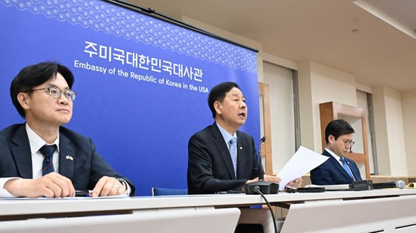 구윤철 경제부총리 겸 기획재정부 장관이 30일 저녁(현지 시간) 미국 워싱턴DC 소재 주미한국대사관에서 '한-미 통상협의 결과브리핑'을 열고 발표문을 낭독하고 있다. 왼쪽부터 김정관 산업통상자원부장관, 구윤철 부총리, 여한구 통상교섭본부장. [사진=기재부]