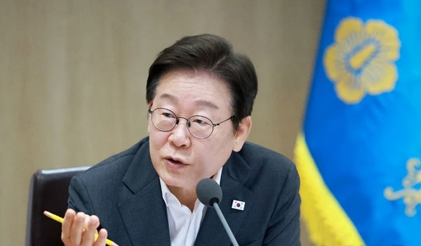 이재명 대통령이 29일 서울 용산 대통령실 청사에서 열린 국무회의에서 참석자들과 중대재해 반복 발생 근절 대책 관련 토론을 하고 있다. [사진=뉴시스]