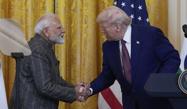 도널드 트럼프(오른쪽) 미국 대통령과 나렌드라 모디 인도 총리가 지난 2월13일(현지 시간) 백악관 이스트룸에서 정상회담 뒤 공동 기자회견을 하며 악수하고 있다. [사진=뉴시스]