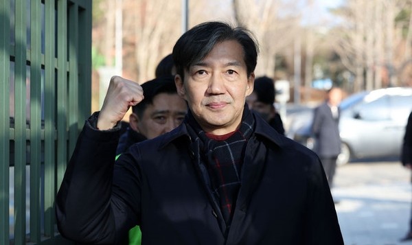  자녀 입시비리 혐의 등으로 징역형이 확정돼 수감되는 조국 전 조국혁신당 대표가 16일 오전 경기도 의왕시 서울구치소로 출석하며 지지자들을 향해 주먹을 쥐고 있다.[사진=뉴시스]