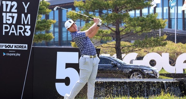   LIV 골프 코리아 1라운드 경기가 열린 2일 인천 연수구 잭니클라우스CC에서 장유빈이 5번홀 티샷을 하고 있다.   2025.05.02.  [사진=뉴시스]