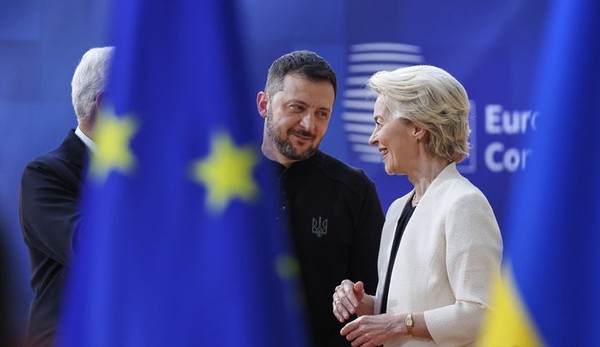 볼로디미르 젤렌스키(가운데) 우크라이나 대통령이 지난 3월 6일(현지 시간) 벨기에 브뤼셀에서 열린 유럽연합(EU) 27개국 특별 정상회의에 참석해 우르줄라 폰데어라이엔 EU 집행위원장과 대화하고 있다. [사진=뉴시스]