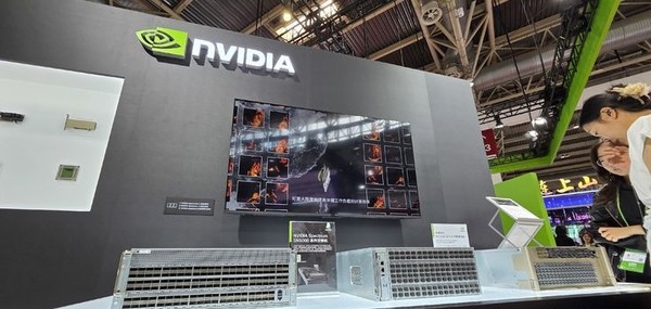 16일 중국 베이징 중국국제전람센터에서 열린 제3회 중국국제공급망촉진박람회에 마련된 엔비디아 전시장에서 관람객들이 전시제품을 둘러보고 있다. 엔비디아는 공급망박람회에 이번에 처음 참가했다. [사진=뉴시스]
