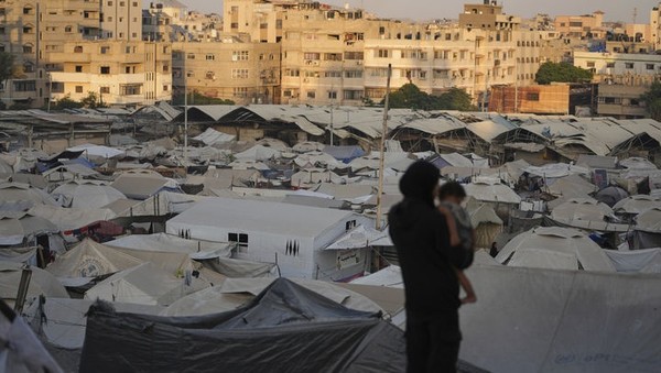 가자시티 병원앞의 기자 천막이 이스라엘군에 폭격당해 10일 기자 4명등 5명이 살해당했다. 사진은 8월3일 가자시티의 팔레스타인 피란민들 천막촌이 늘어서 있는 광경. [사진=뉴시스]