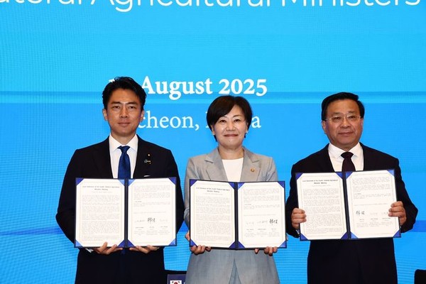 농림축산식품부는 송미령 장관(가운데)이 11일 인천 파라다이스 호텔에서 고이즈미 신지로(왼쪽) 일본 농림수산성 대신, 한쥔 중국 농업농촌부 부장과 함께 '제4차 한일중 농업장관회의'를 개최하고 공동선언문을 채택했다고 밝혔다. [사진=농식품부]