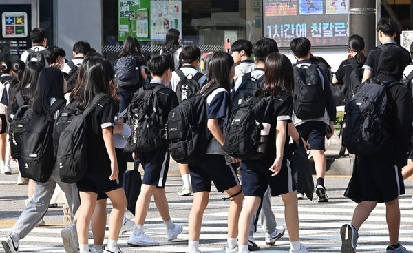 경기도내 초 ·중 ·고등학교가 개학한 지난해 8월 경기도 수원시 영통구 망포동에서 학생들이 등교를 하고 있다. [사진=뉴시스]