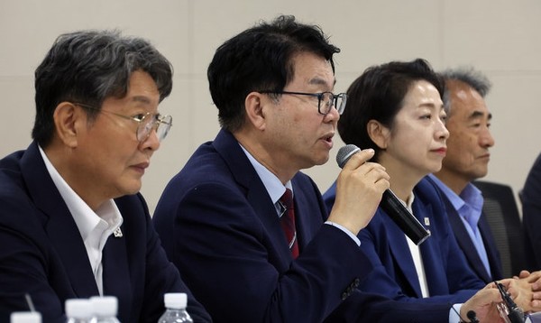 이한주 국정기획위원장이 지난 6월 18일 오후 세종시 정부세종컨벤션센터에서 열린 경제2분과 중소벤처기업부 업무보고에서 발언하고 있다. [사진=뉴시스]