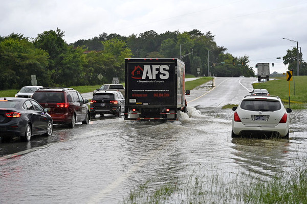 테네시주를 강타한 역대급 폭우와 돌발 홍수로 8월 12일 채터누가의 간선도로의 차들이 침수된 도로를 조심스럽게 지나가고 있다. [사진=뉴시스]