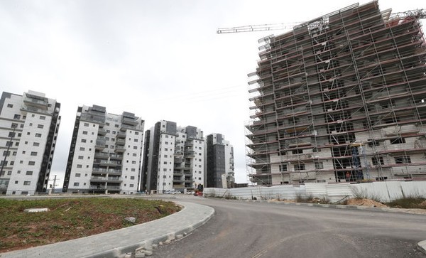 서안지구 팔레스타인 땅에  2023년 2월 건설한 이스라엘 정착촌들 중 지바트 제에브의  7157세대 아파트들. [사진=뉴시스]