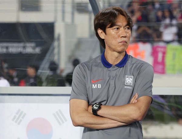 홍명보 한국대표팀 감독이 그라운드를 바라보고 있다. [사진=뉴시스]
