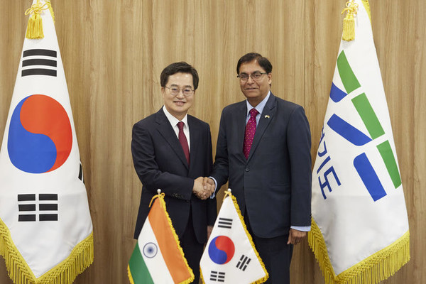 14일 오전 경기도청 집무실에서 김동연 지사가 아밋 쿠마르(Amit Kumar) 주한인도대사와 기념 촬영을 하고 있다. [사진=경기도]