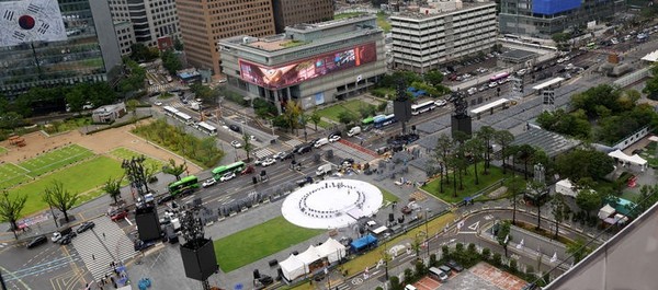 지난 13일 오후 서울 종로구 광화문광장에서 광복 80주년 행사를 앞두고 무대 설치작업이 진행되고 있다. [사진=뉴시스]