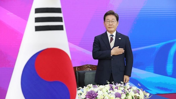 이재명 대통령이 지난 6월 4일 서울 여의도 국회 로텐더홀에서 열린 제21대 대통령 취임 선서식에 참석해 국민의례를 하고 있다. [사진=뉴시스]