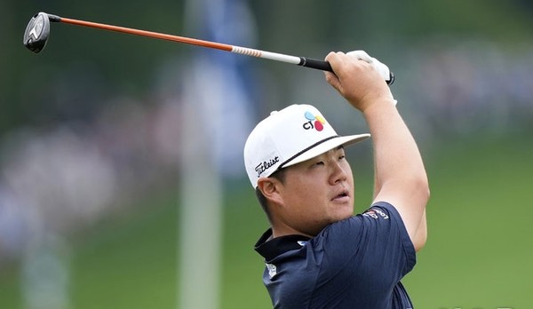 임성재가 14일(현지 시간) 미 펜실베이니아주 오크몬트의 오크몬트 컨트리클럽에서 열린 제125회 US오픈 3라운드 5번 홀에서 티샷하고 있다. [사진=뉴시스]