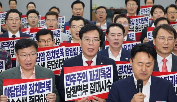  송언석 국민의힘 비상대책위원장 겸 원내대표가 15일 오후 서울 여의도 국민의힘 중앙당사에서 열린 2025 원외당원협의회 운영위원장 협의회 출범식에서 구호를 외치고 있다. [사진=뉴시스]