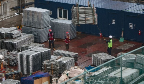  서울 시내 한 공사현장에서 근로자들이 업무를 하고 있다. [사진=뉴시스]