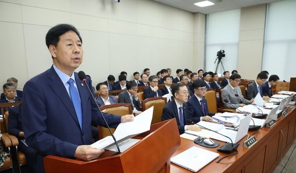 구윤철 경제부총리 겸 기획재정부 장관이 19일 서울 여의도 국회에서 열린 기획재정위원회 전체회의에서 업무보고를 하고 있다. [사진=뉴시스]