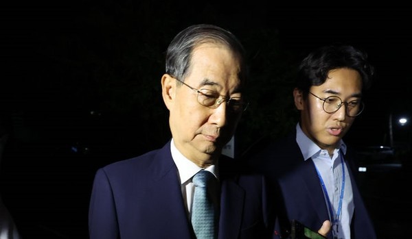 한덕수 전 국무총리가 20일 서울 서초구 서울고등검찰청에 마련된 조은석 내란특검 사무실에서 12.3 비상계엄 방조 등 혐의로 피의자 조사를 마친 뒤 귀가하고 있다. [사진=뉴시스]