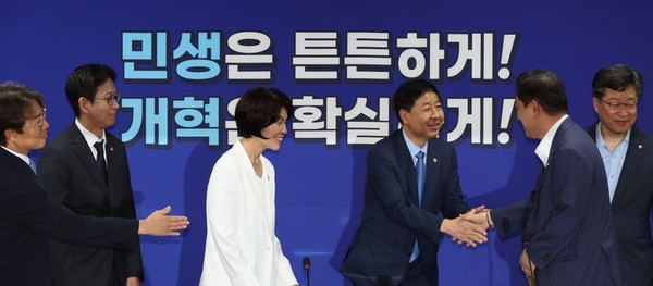 김병기 더불어민주당 원내대표와 구윤철 부총리 겸 기획재정부 장관이 20일 오전 서울 여의도 국회 의원회관에서 열린 '새정부 경제성장전략 당정협의회'에서 악수를 하고 있다. [사진=뉴시스]