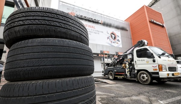 서울 시내 한 카센터에 타이어가 놓여 있다. [사진=뉴시스]