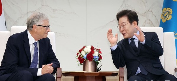 이재명 대통령이 21일 서울 용산 대통령실에서 빌 게이츠 게이츠재단 이사장을 접견하고 있다. [사진=뉴시스]