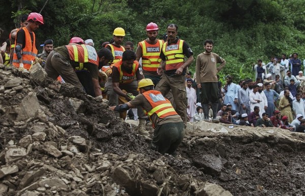  19일(현지 시간) 파키스탄 카이버파크툰크와주 스와비 지구 달로리 마을에서 구조대가 전날 폭우로 발생한 홍수 피해 가옥 잔해에서 실종자를 수색하고 있다. [사진=뉴시스]
