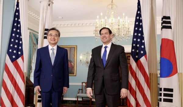 조현 외교부 장관과 마코 루비오 미국 국무장관이 지난달 31일(현지 시간) 오후 2시께 미 워싱턴DC 국무부 트리티룸에서 한미 외교장관회담을 시작하기 앞서 취재진에 포즈를 취하고 있다. [사진=뉴시스]