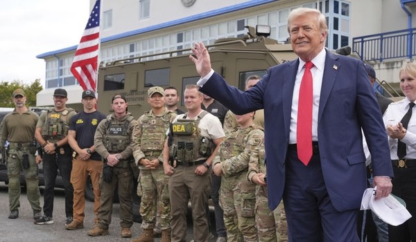 도널드 트럼프 미국 대통령이 지난 21일(현지 시간) 워싱턴 DC 동남부 애너코스티아에 위치한 공원 경찰(USPP) 시설을 찾아 경찰, 주 방위군 등을 격려하고 있다. [사진=뉴시스]
