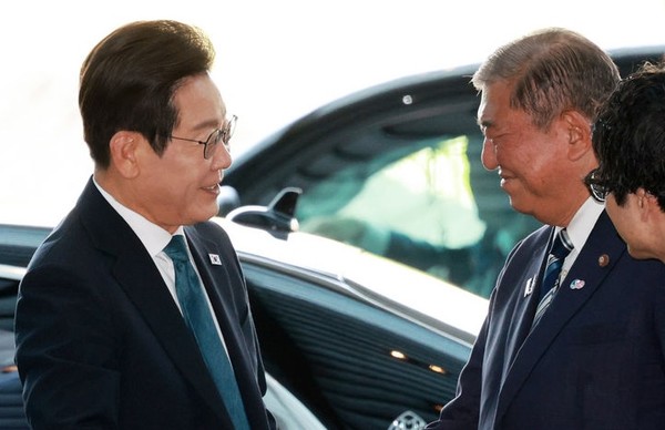  이재명 대통령이 23일(현지 시간) 이시바 시게루 일본 총리와 정상회담을 하기 위해 일본 도쿄 총리 관저에 도착하며 악수하고 있다. [사진=뉴시스]