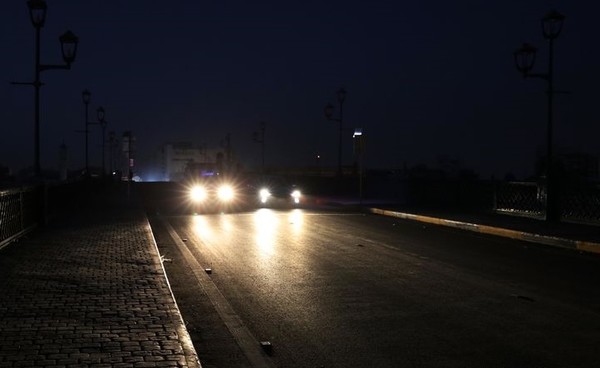 이라크 보안군이 23일 새벽 이슬람국가(IS)잔당의 은신처에 대한 대규모 폭격작전으로 3명을 살해했다고 발표했다. 사진은 수도  바그다드에서  8월12일 대규모 정전 사태로 차량이 캄캄한  도로를 운행하는 광경.  [사진=뉴시스]