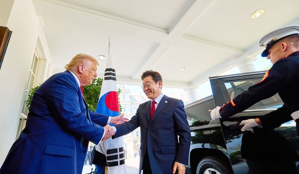 이재명 대통령과 도널드 트럼프 미국 대통령이 25일(현지 시간) 미국 워싱턴DC 백악관에서 한미 정상회담에 앞서 인사를 나누고 있다.[사진=뉴시스]