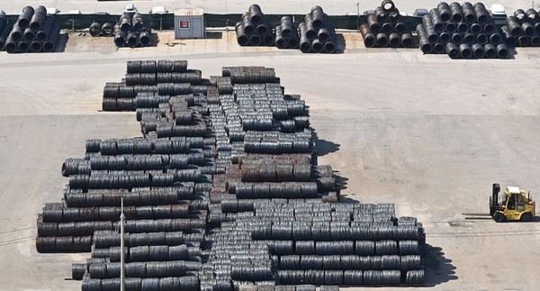 18일 경기 평택시 포승읍 평택항 야적장에 철강제품이 쌓여 있다. [사진=뉴시스]