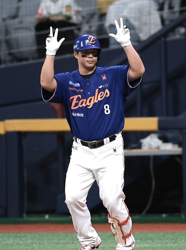 26일 서울 구로구 고척스카이돔에서 열린 2025 KBO리그 한화 이글스와 키움 히어로즈의 경기, 2회초 무사 주자없는 상황 한화 노시환이 안타를 친 뒤 기뻐하고 있다. [사진=뉴시스]