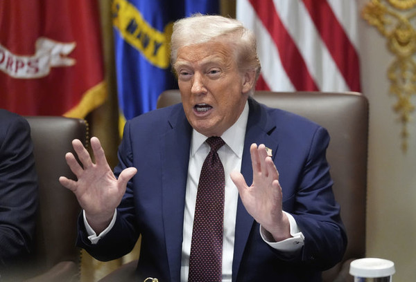 도널드 트럼프 미국 대통령이 26일(현지 시간) 백악관 캐비넷룸에서 각료회의를 주재하며 발언하고 있다. [사진=뉴시스]