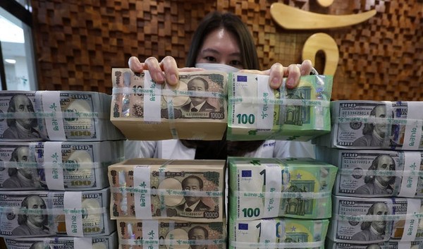 서울 중구 하나은행 위변조대응센터에서 직원이 달러, 엔, 유로화를 정리하고 있다. [사진=뉴시스]